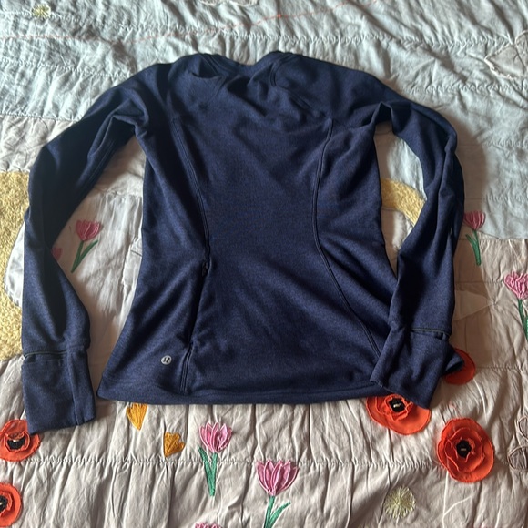 Long sleeve lululemon size 6 navy with thumb holes - Picture 2 of 4